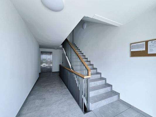 Modernes Treppenhaus & Aufzug