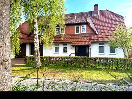 STRAßENANSICHT MIT AUFFAHRT GARAGE UND CARPORT