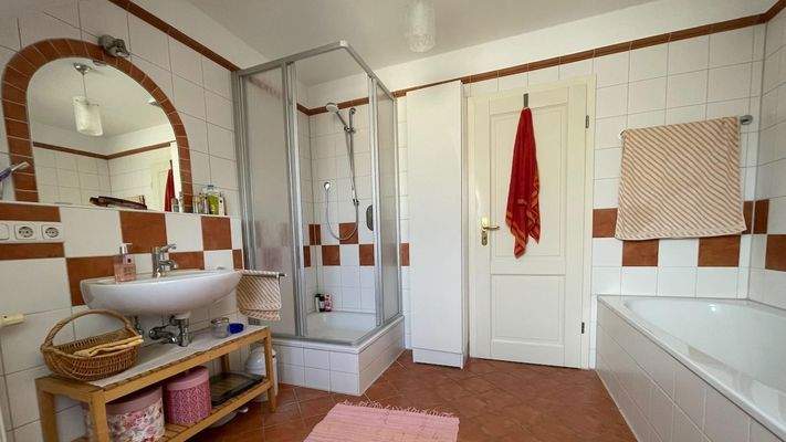 Badewanne und Dusche