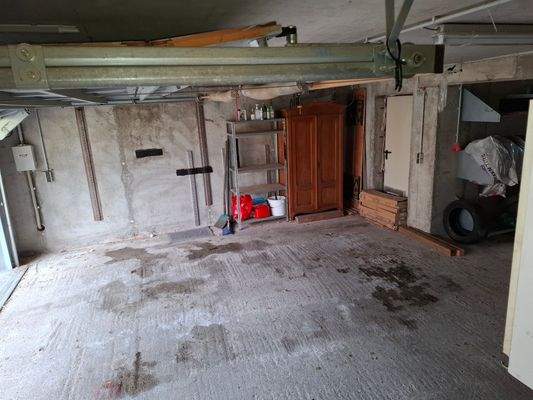 UG: Garage mit Zugang zum Garten