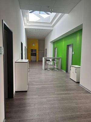 Flur Bürokomplex 2.jpg