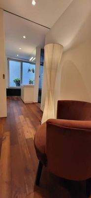 Blick aus Kleiderraum ins Bad