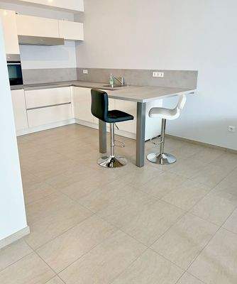 Moderne Küche mit Barhockern