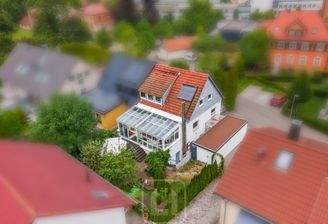 Gartenseite mit Wintergarten