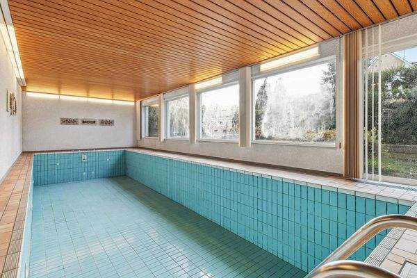 Indoor-Schwimmbad mit Terrasse