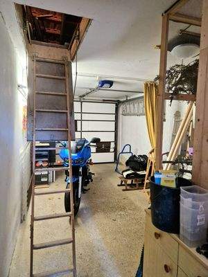 Garage mit Spitzboden