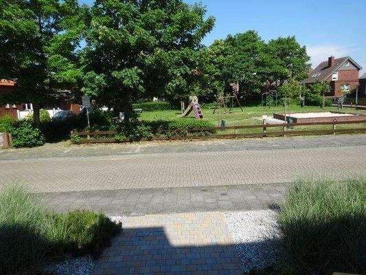 Blick vom Haus zum Spielplatz