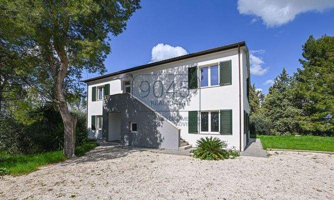 Zeitgemäße Landvilla in nachhaltiger Holzbauweise mit Panoramablick bei Potenza Picena