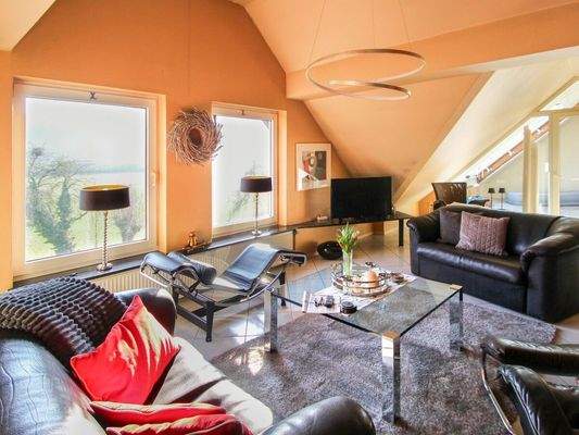 Wohnzimmer im DG mit Blick ins Grüne