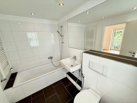modernes En-Suite-Bad