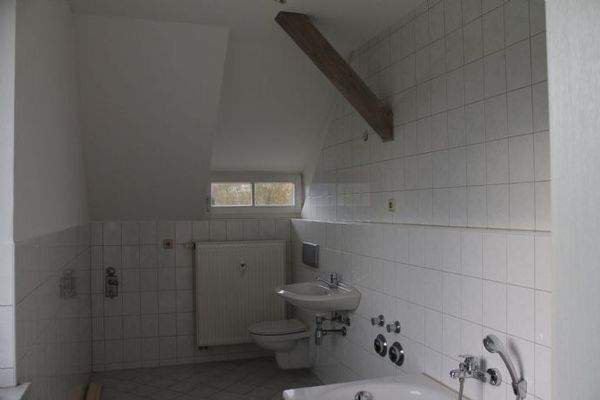 Bad mit Fenster und Badewanne