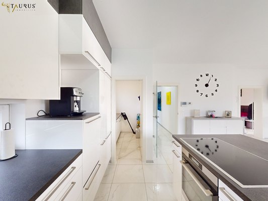 Küche - Blick in die Speisekammer