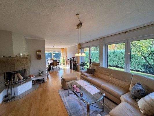 Wohnzimmer mit Kamin