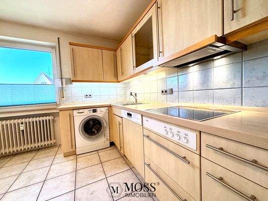 grosse Küche mit Waschmaschine