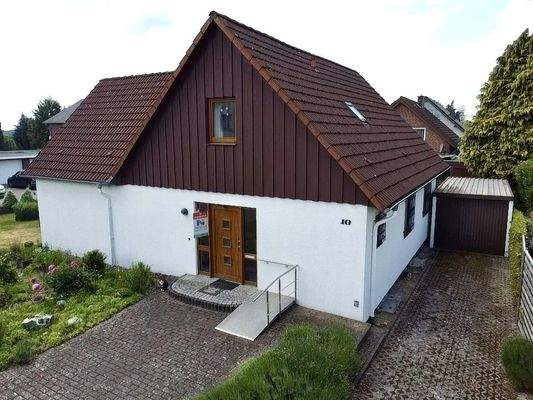 Eingangsbereich und Garage