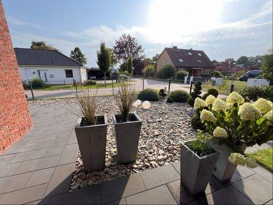 Blick von der Terrasse zum Vorgarten