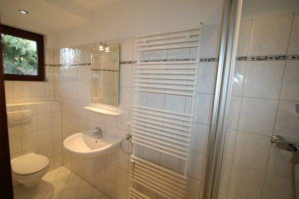 Gäste-WC mit Dusche!