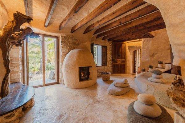 Ein Wohnraum voller Licht und weicher Formen