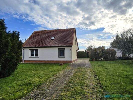 Vor dem Haus straßenseitig