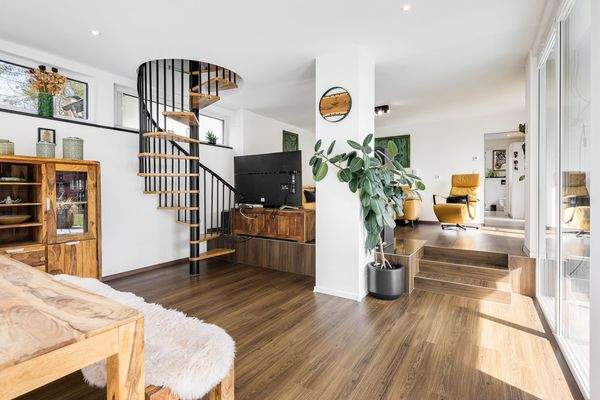 Ess-Wohnbereich mit Treppenaufgang