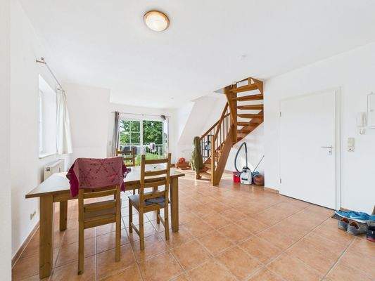 Wohnzimmer mit Balkon