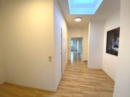 Flur mit Oberlicht und eigenem Liftzugang
