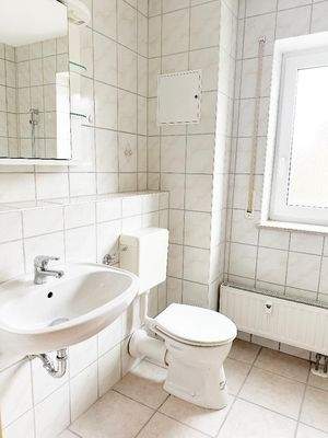 Tageslichtbad mit Wanne, WC und Waschtisch