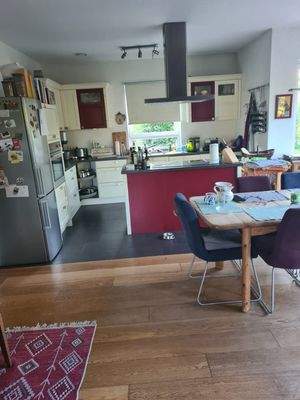 Blick in die offene Küche samt Kochinsel / EG