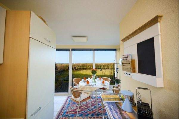 Offene Raumgestaltung mit Blick von der Küche in den Essbereich