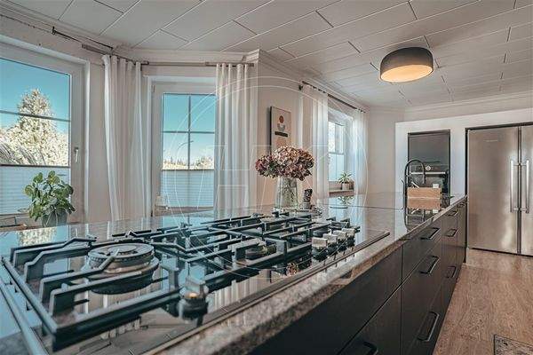 Kochinsel mit viel Stauraum