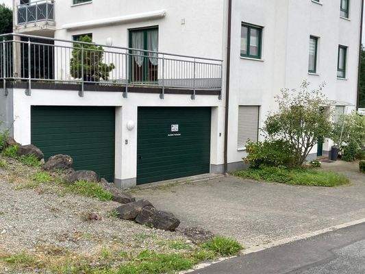 Garagen und Terrasse