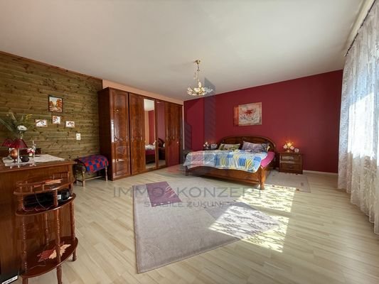 und das Schlafzimmer im EG