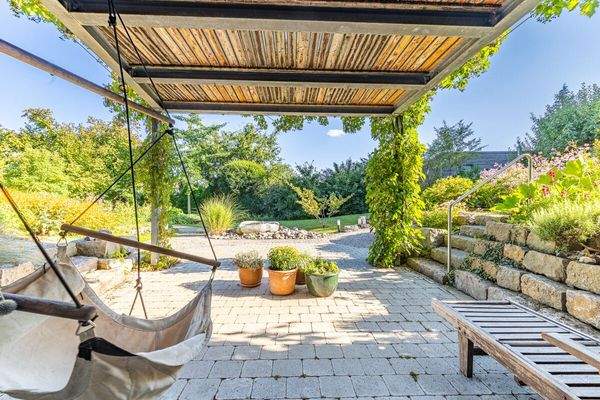 Überdachte Terrasse im Untergeschoss