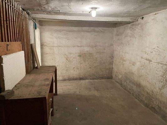 Großer Abstellraum mit Werkbank im Untergeschoss