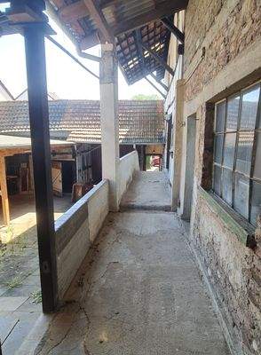 Blick auf Hauseingang, Hof.jpg