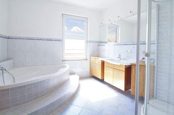 Hell gefliestes Tageslicht-...