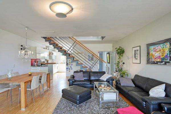 Wohn-/Esszimmer mit Treppe zum Obergeschoss