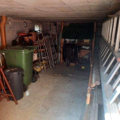 Großer Lagerraum unter der Terrasse