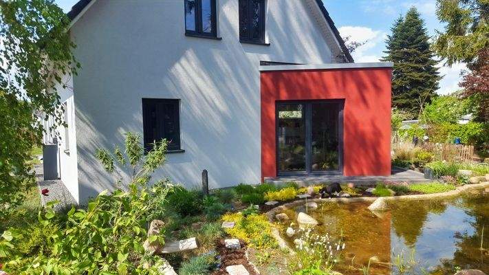 Giebelansicht mit Gartenteich