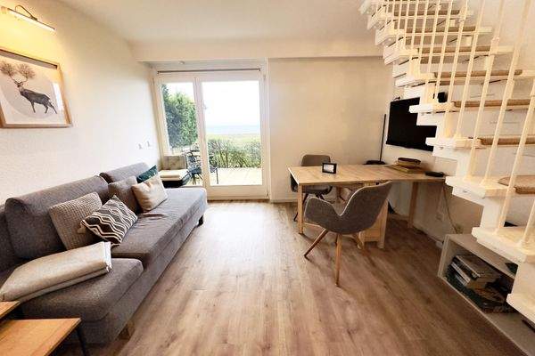 Wohnbereich mit Blick auf die Terrasse im EG