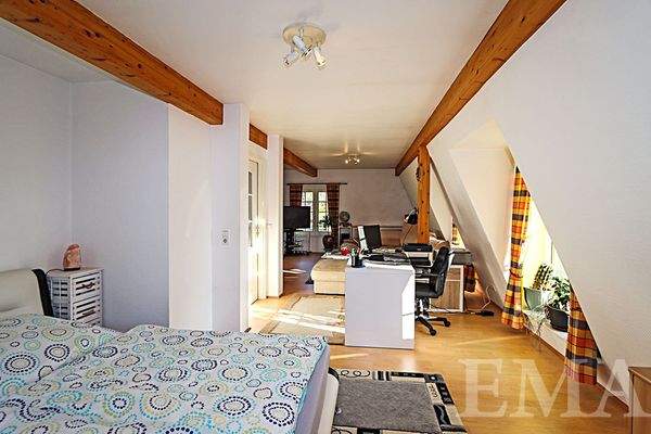 Schlafbereich mit Blick ins Zimmer