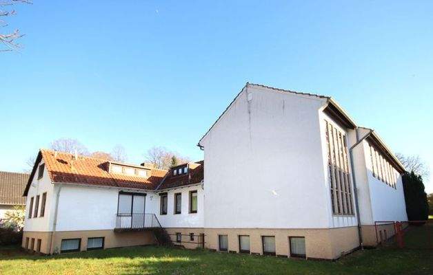 Ansicht Kirche rechts, Wohnhaus links