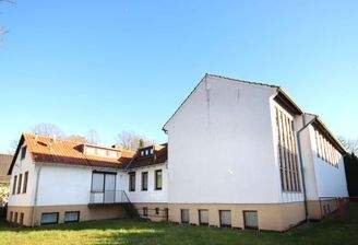 Ansicht Kirche rechts, Wohnhaus links