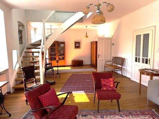 sonnendurchfluteter Wohnbereich mit Treppe ins OG