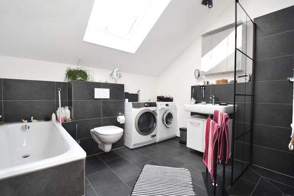 Bad mit Dusche und Wanne