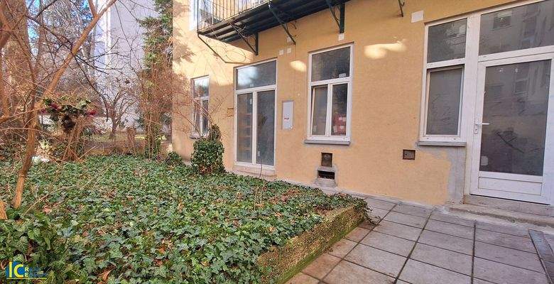 Eingang und Teil des Eigengartens