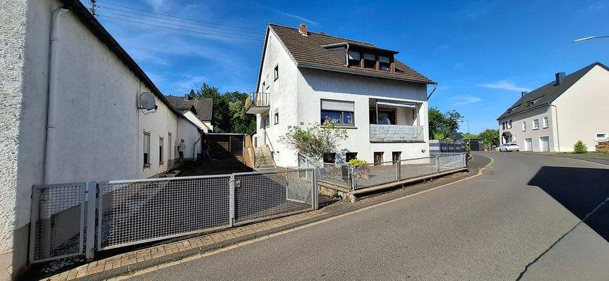 Vorderansicht mit Hofeinfahrt