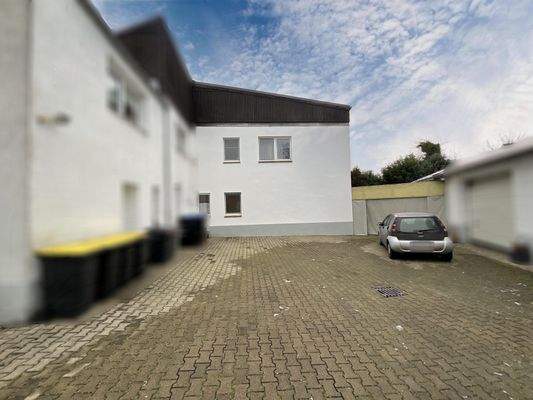 Rückansicht mit zusätzichen Parkflächen