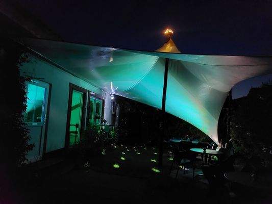 Restaurant-Aussenbereich bei Nacht in Türkis-Nah