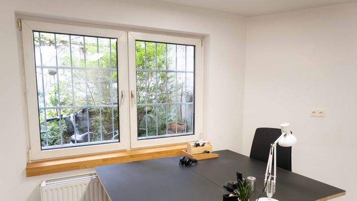 Ausgestatteter Schreibtischplatz